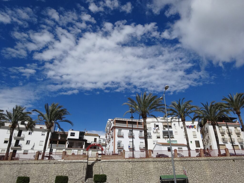 Paseo Pablo Picasso de Algarrobo (Málaga), con edificios blancos y palmeras