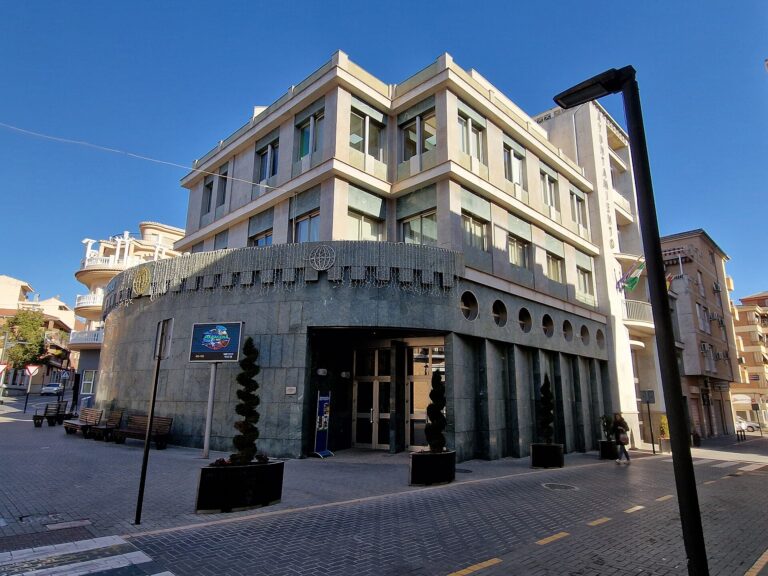 Fachada del Ayuntamiento de Maracena, en Granada