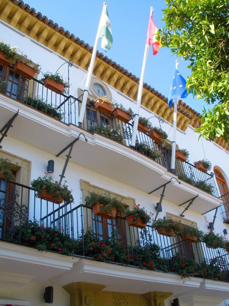 Fachada del Ayuntamiento de Marbella en la plaza de los Naranjos