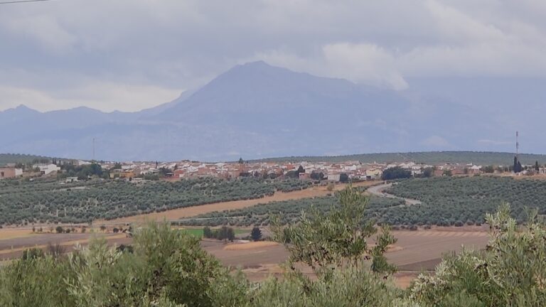 Vista de Torreblascopedro, Jaén, con Sierra Mágina al fondo