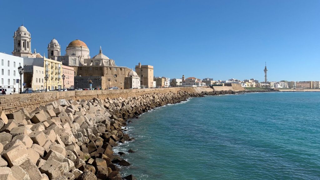 La catedral de Cádiz y el paseo marítimo