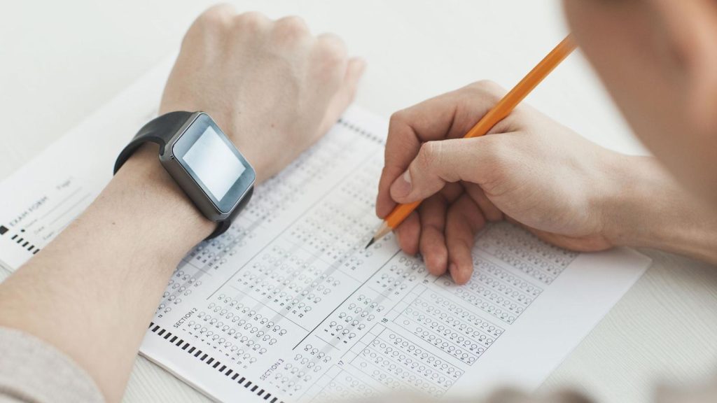 Hoja de respuestas de un examen tipo test con un lápiz