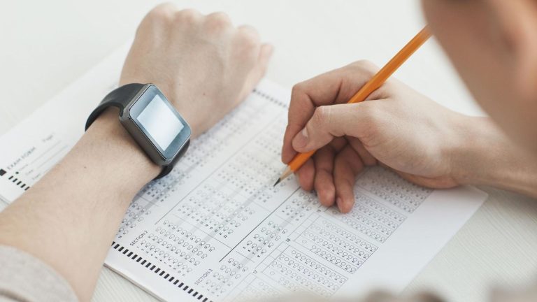 Hoja de respuestas de un examen tipo test con un lápiz